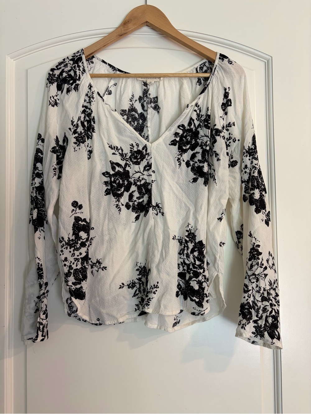 Lovestitch Women’s White Floral V-Neck Long Sleeve Lightweight Blouse Top M